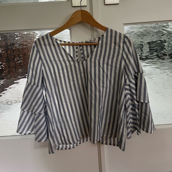 Pull & bear flowy sleeves blouse size small - Picture 4 of 5